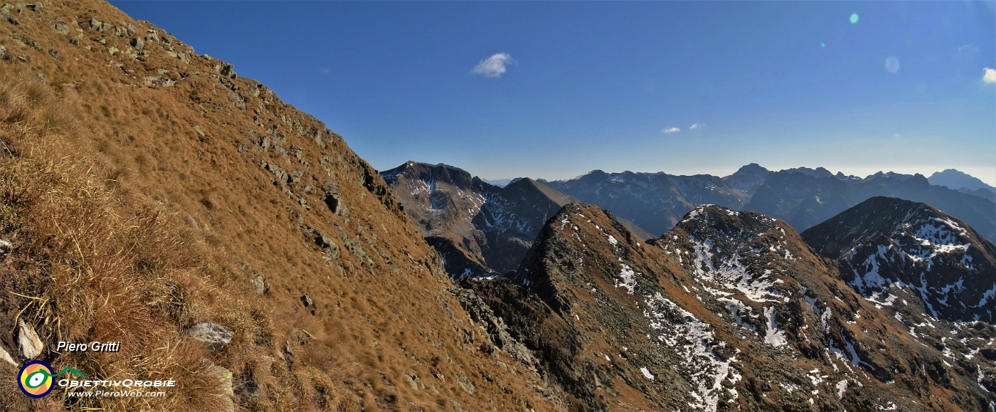 40 Vista sul Monte Cherico (2535 m) a dx.jpg